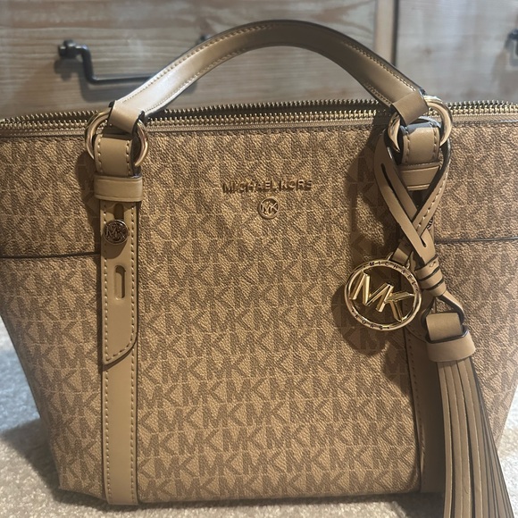Michael Kors Tote Sullivan Signature Convertible Top Zip Handbag Beige, Used - Picture 2 of 7